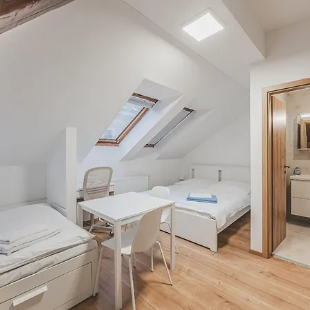 Flat Near Castle Stylish & Prime Location 3 *