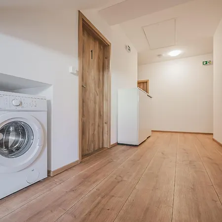 Flat Near Castle Stylish & Prime Location 3 Apartment