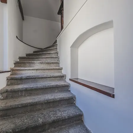 Apartment Flat Near Castle Stylish & Prime Location 3