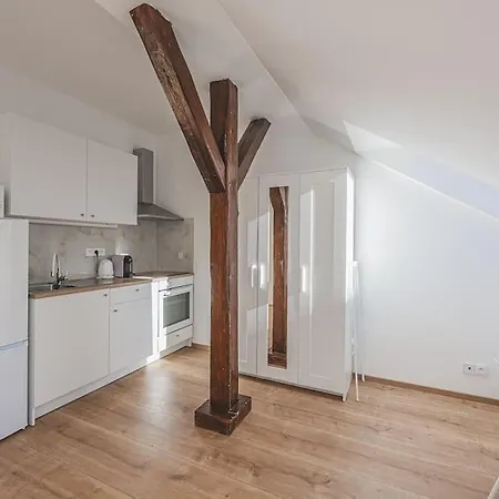 شقة Flat Near Castle Stylish & Prime Location 3 *