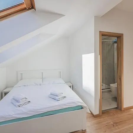 Flat Near Castle Stylish & Prime Location 3 شقة