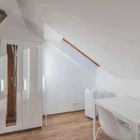 Flat Near Castle Stylish & Prime Location 3 شقة