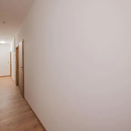 Flat Near Castle Stylish & Prime Location 3 شقة