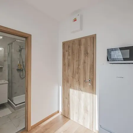 Flat Near Castle Stylish & Prime Location 3 شقة